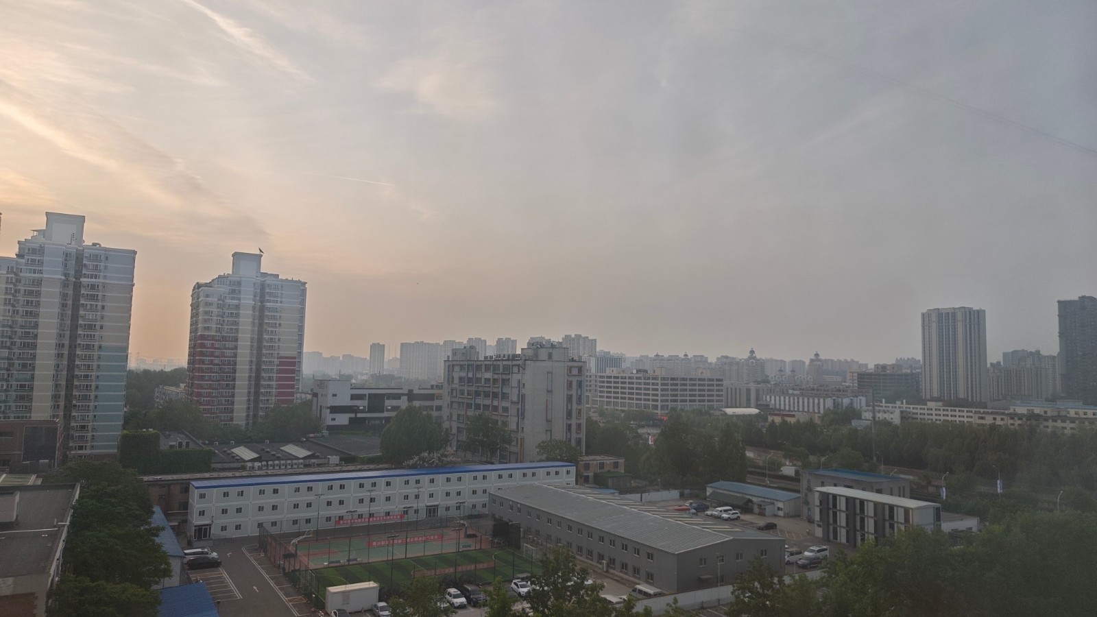 ​今天晴转多云 早晨至中午北风较大 最高气温25℃