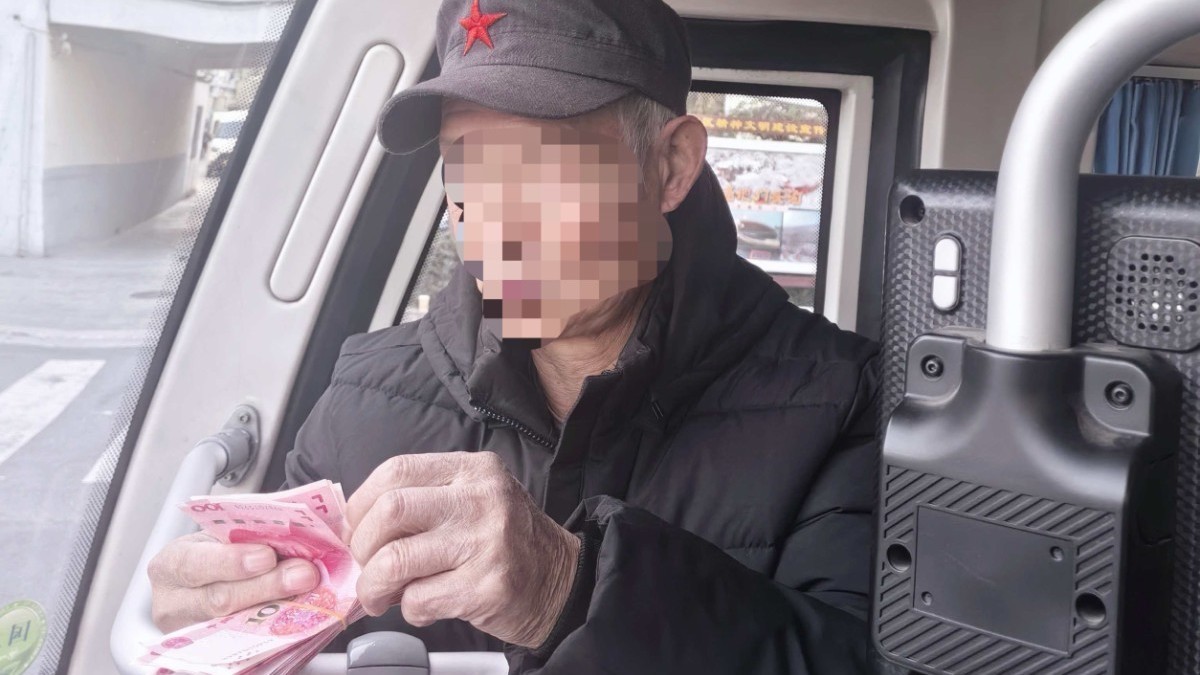 六千元看病钱遗落公交司机拾金不昧暖冬行 六千元看病钱遗落公交司机拾金不昧暖冬行