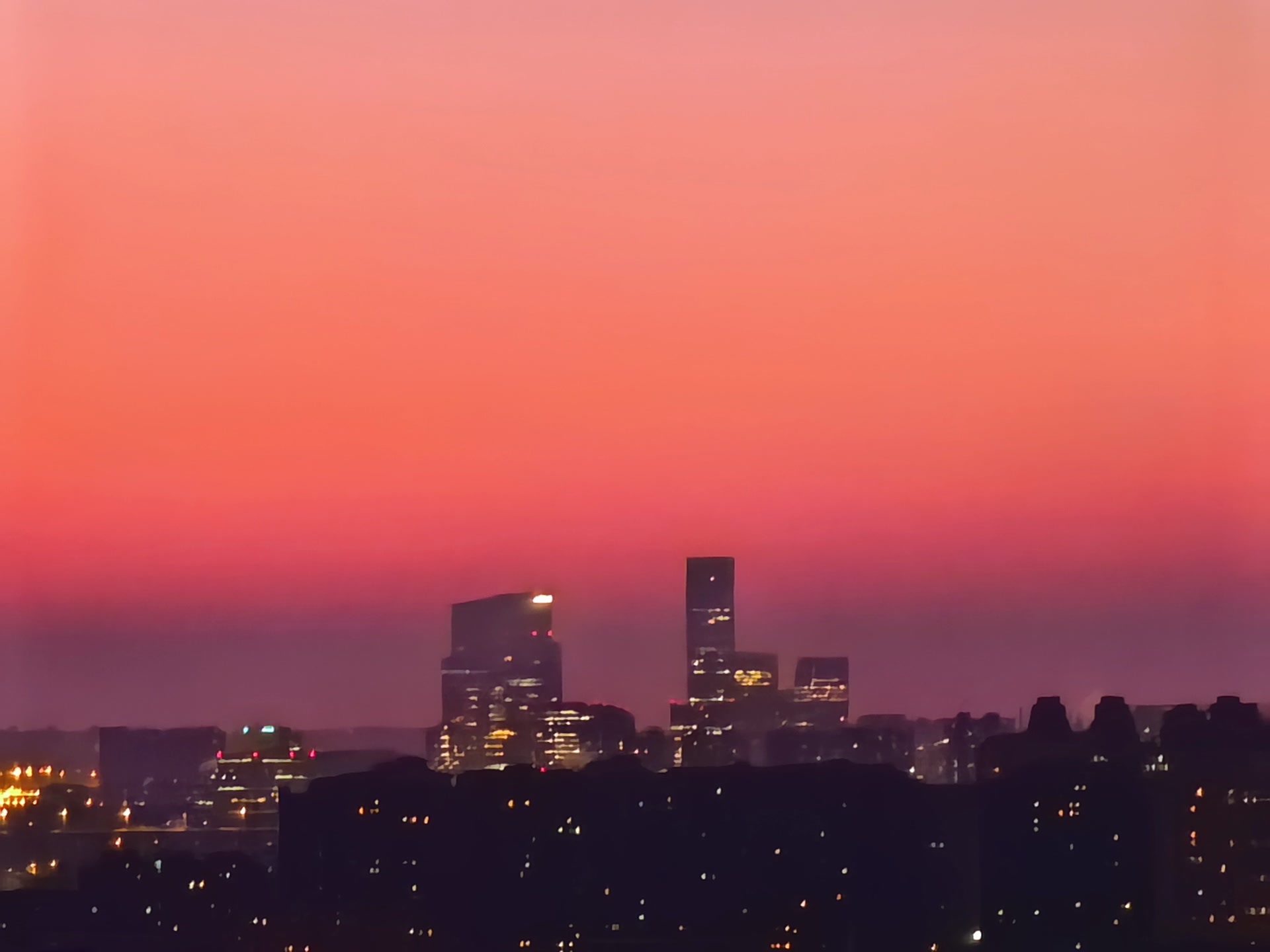 从破晓到日出,朝霞把天空变成“调色板” 从破晓到日出,朝霞把天空变成“调色板”