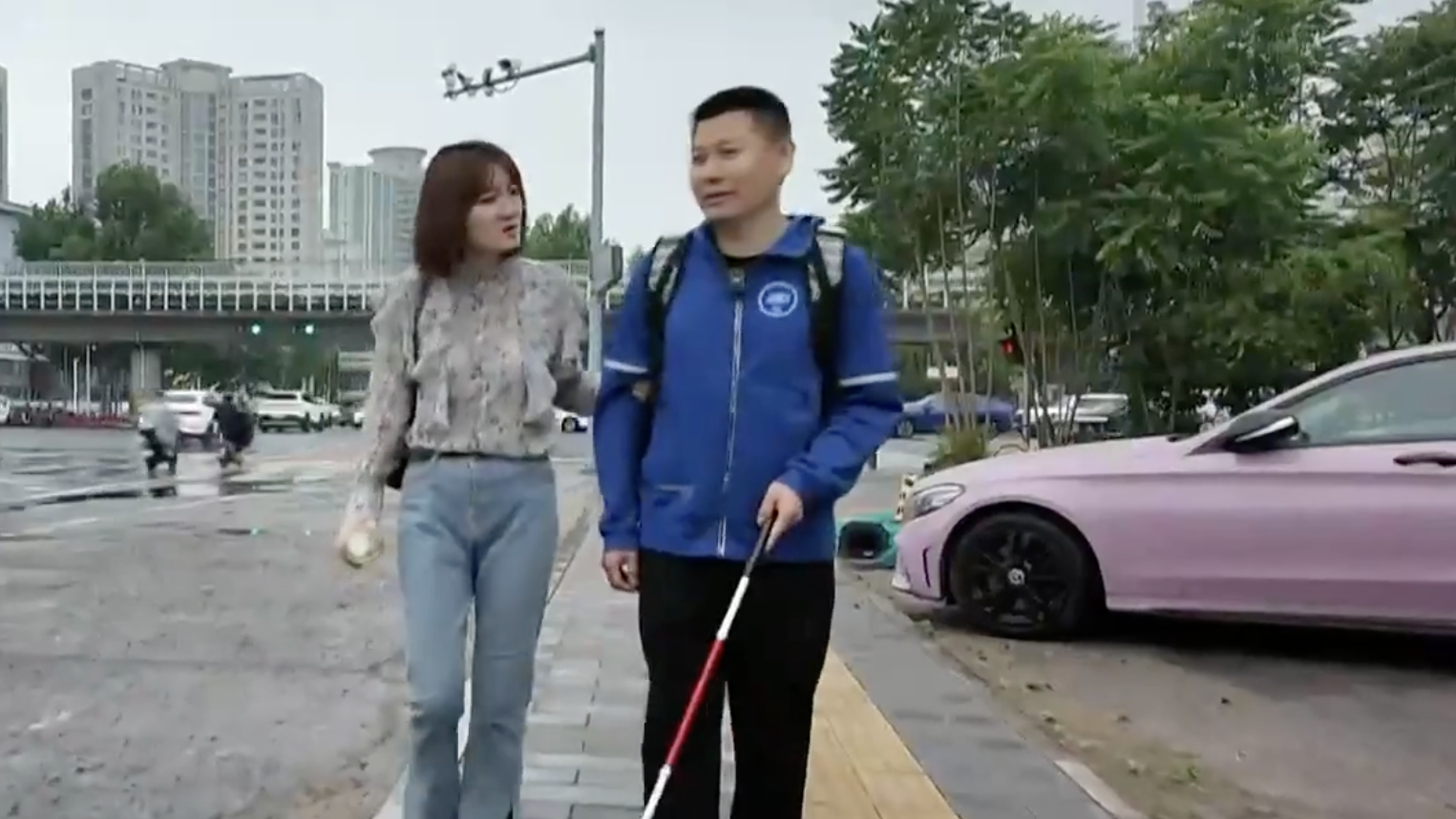 一位盲人在北京真实的上班路 一位盲人在北京真实的上班路