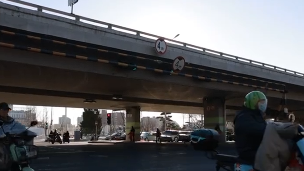 让灯看车动!海淀用AI大模型改造红绿灯,通勤时间平均缩短10分钟 让灯看车动!海淀用AI大模型改造红绿灯,通勤时间平均缩短10分钟