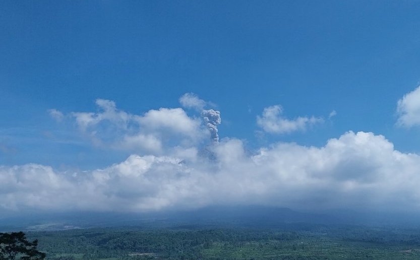 印尼东爪哇省一火山喷发 火山灰柱高约1200米