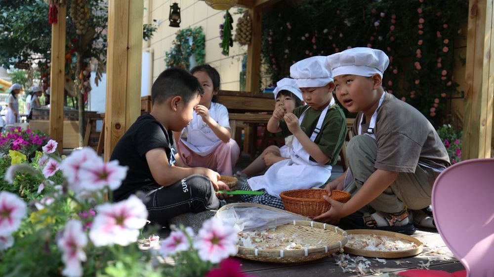 学历大班,厨龄三年:幼儿园里劳动热 学历大班,厨龄三年:幼儿园里劳动热