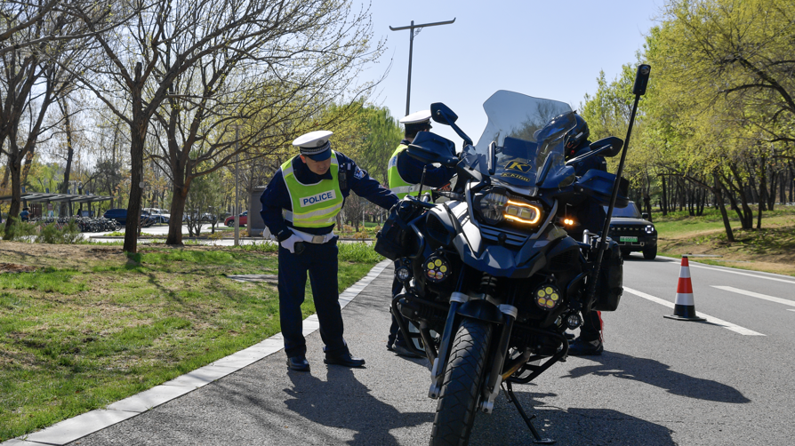 2个多小时,交警拦停70多辆摩托车 2个多小时,交警拦停70多辆摩托车