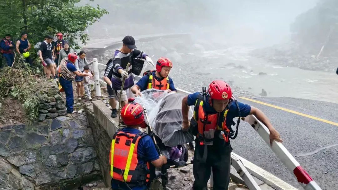 “一不怕苦!二不怕死!”北京会记得那些风雨里的逆行…… “一不怕苦!二不怕死!”北京会记得那些风雨里的逆行……