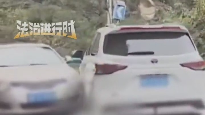 行车记录仪拍下惊险一幕 山路转弯处两车相撞 行车记录仪拍下惊险一幕 山路转弯处两车相撞