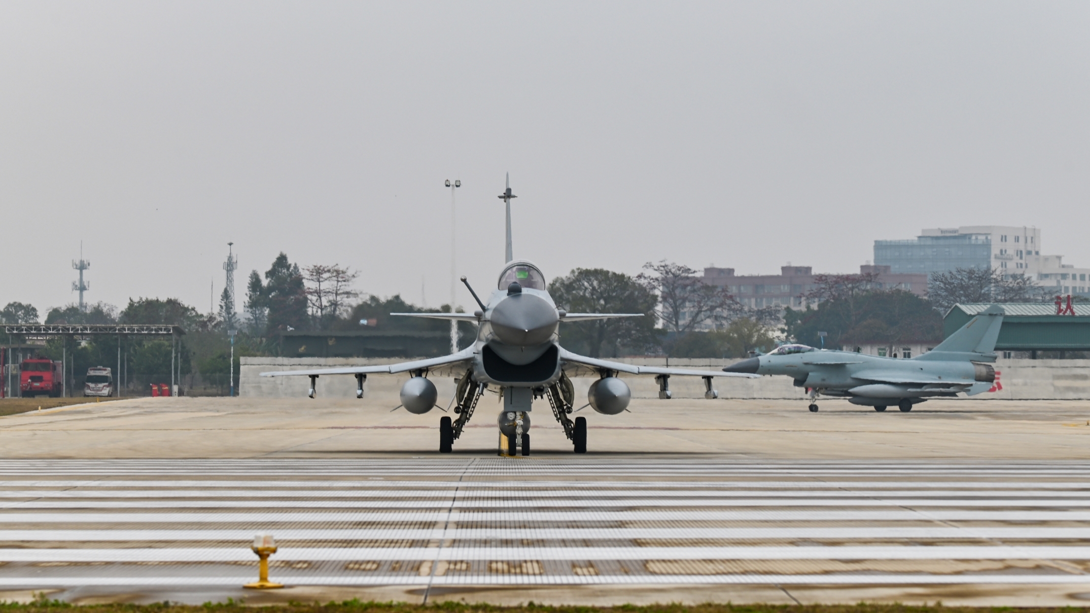 “猛龙”出击！歼10战机飞行训练精彩瞬间