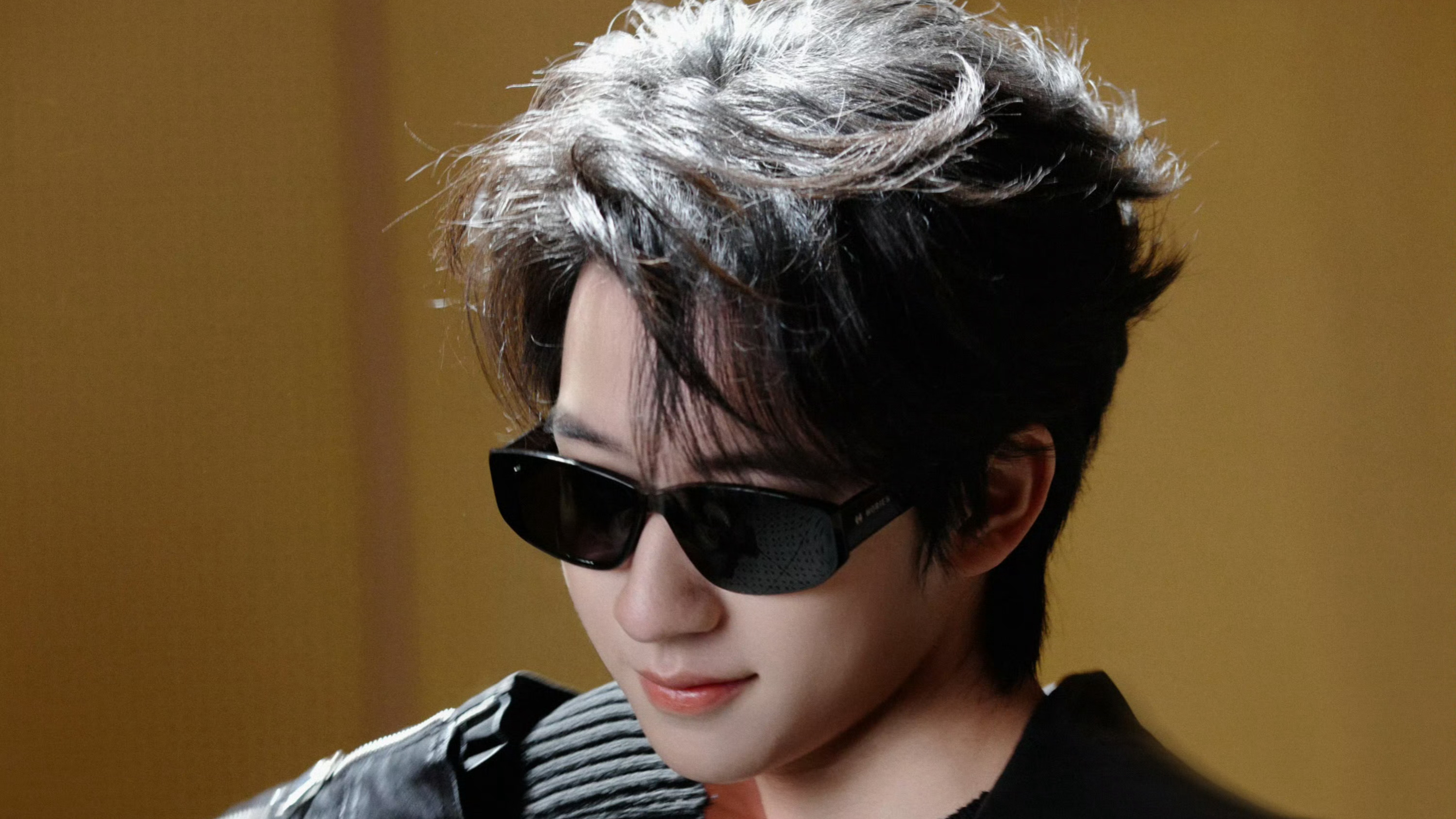 贺峻霖今日晒出黑白照片plog 每一张都自带氛围感 贺峻霖今日晒出黑白照片plog 每一张都自带氛围感