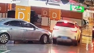 红车停在路中 白车越线准备绕过去 灰车拐弯没让直行