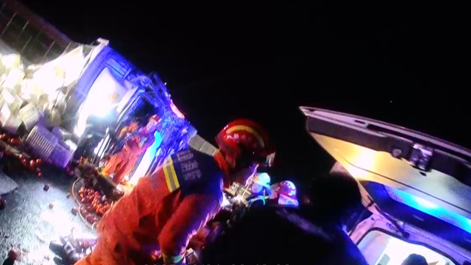 惊险一幕!司机被困身体悬空 民警驾驶室奋力托举 惊险一幕!司机被困身体悬空 民警驾驶室奋力托举