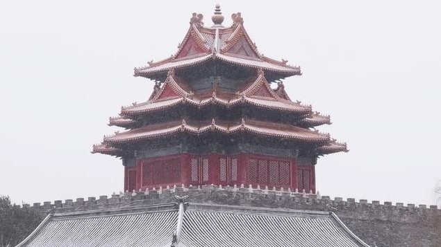 故宫角楼的雪景也太带感了，红墙外挤满格格，冒雪打卡角楼拍照