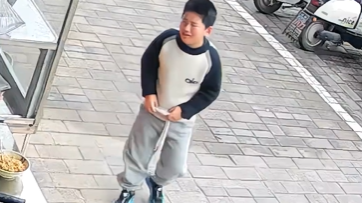 男孩被辣椒卡喉，早餐店阿婆果断用海姆立克法施救