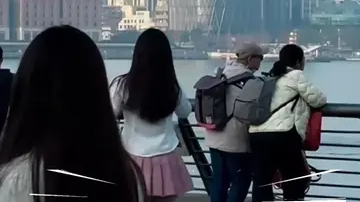 女子外滩占道直播引公愤无人机喊话劝离竟遭无视