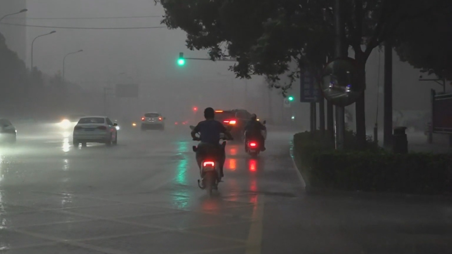 近期京城雷雨频繁 市民及时关注预报预警 近期京城雷雨频繁 市民及时关注预报预警