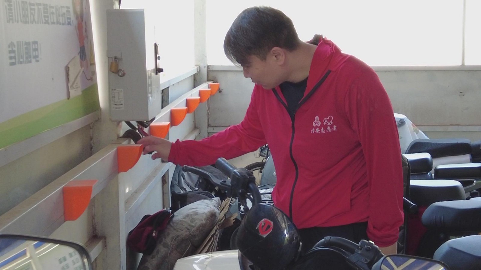 高温“烤”验下 社区筑牢电动车充电安全防线
