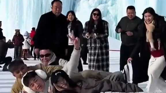 一群年轻人拍躺地视频，围观大叔“开团秒跟”