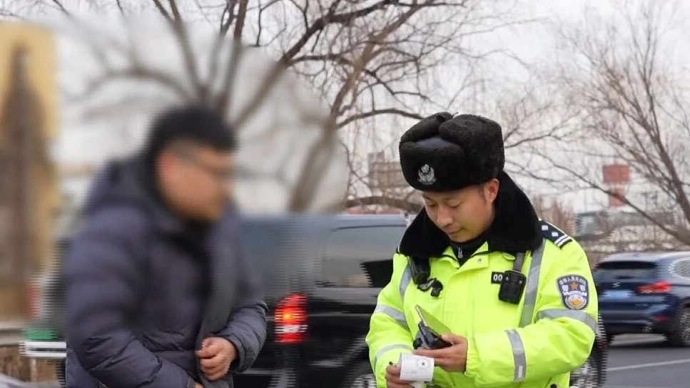 早高峰路遇各种司机 严格执法不失暖心 早高峰路遇各种司机 严格执法不失暖心