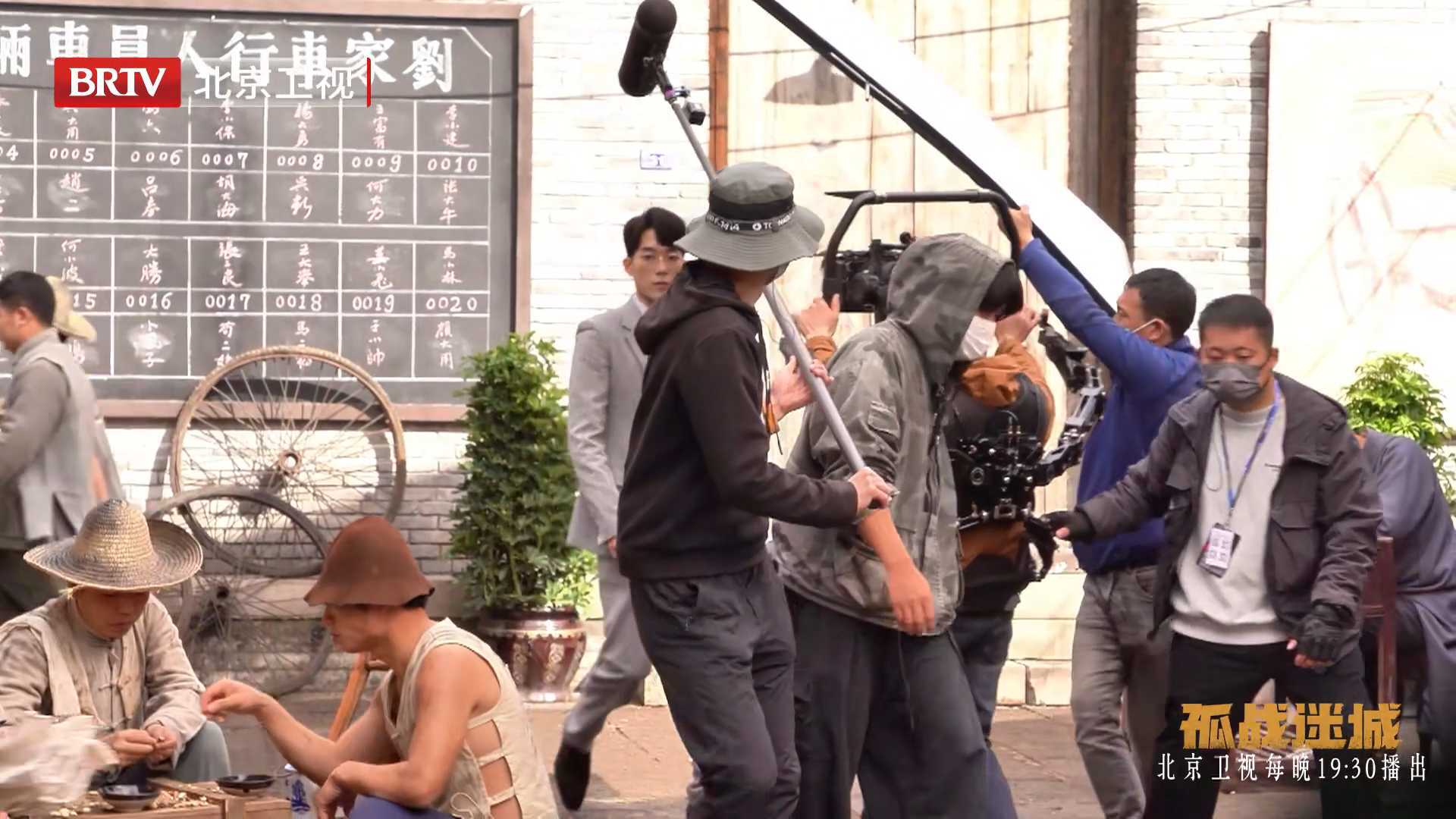从拘谨找不着状态，到一个笑容让导演起了一身鸡皮疙瘩_北京时间