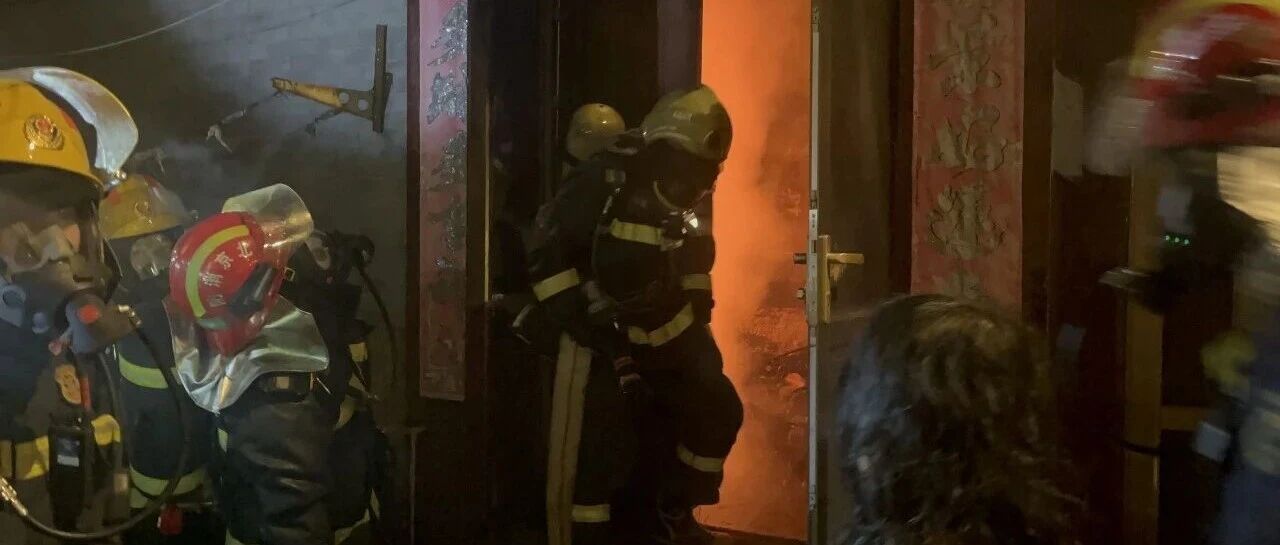 平房凌晨起火 消防员浓烟中救出6人