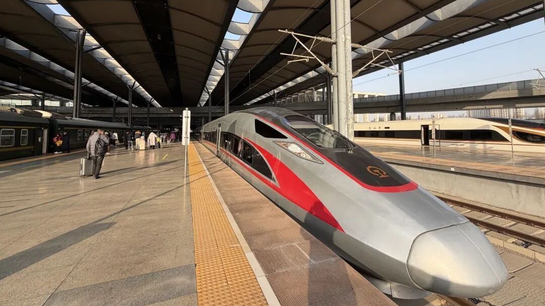 “从北京西坐上这趟高铁，1小时到雄安上班，还能从容吃个早饭”