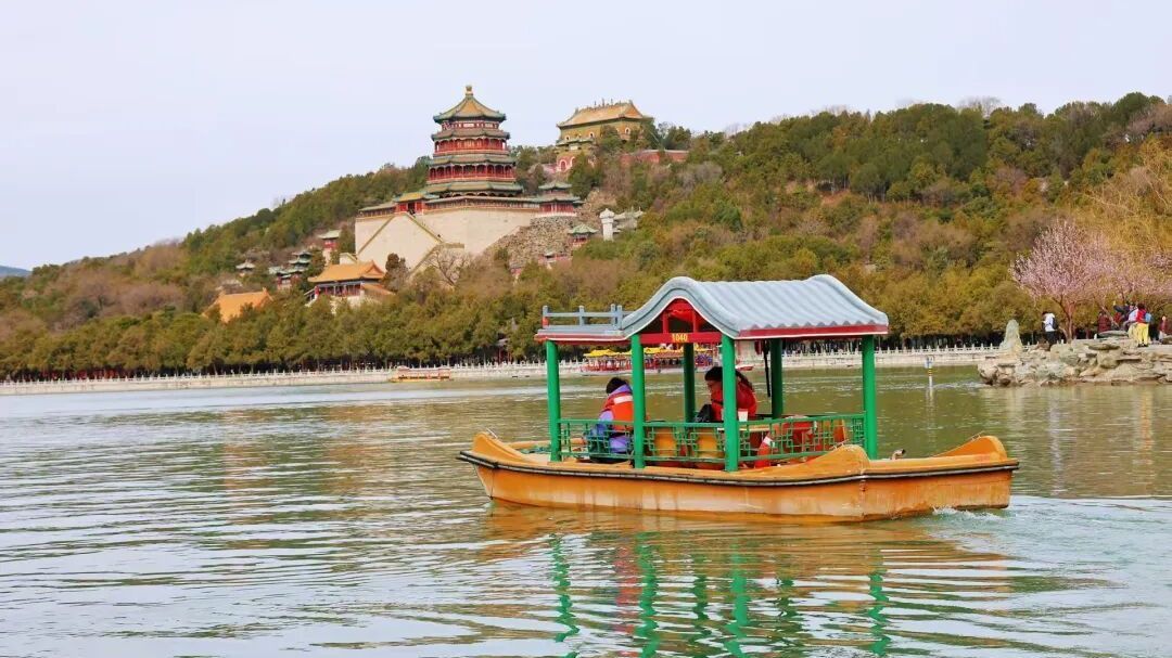 开航！昆明湖上泛舟赏春正当时