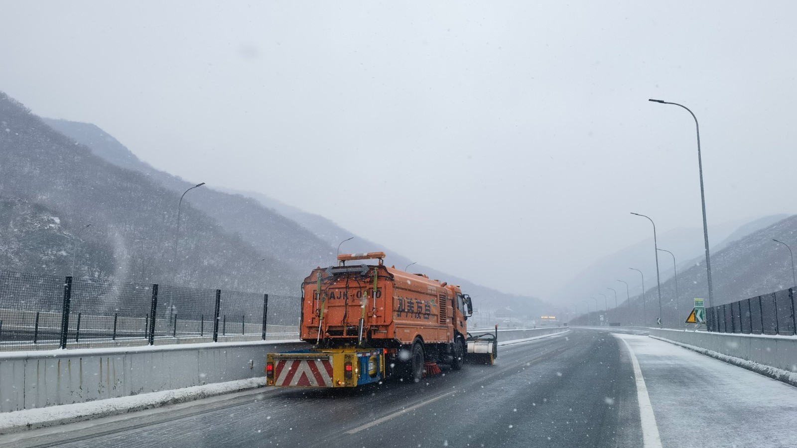 北京出现雨雪天气 京承、京礼高速山区路段持续中雪 北京出现雨雪天气 京承、京礼高速山区路段持续中雪