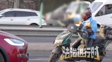 快递小哥骑电动自行车上五环逆行 路遇民警谎报他人身份证被识破