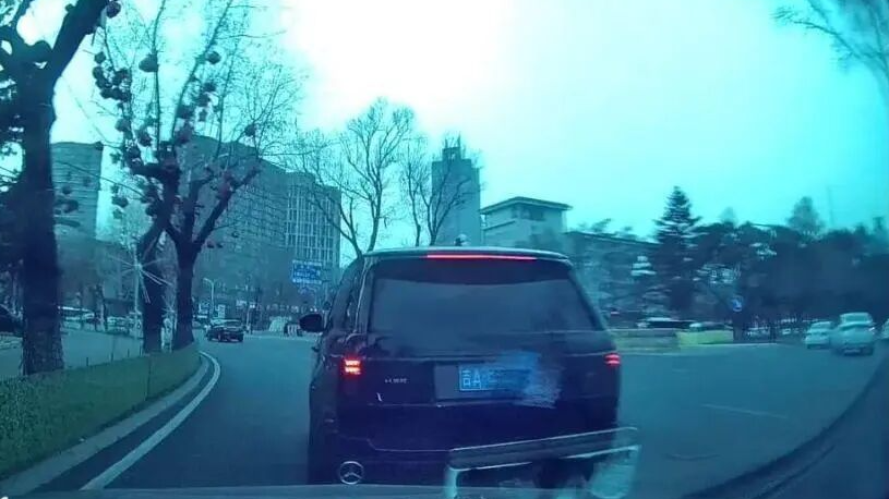 警方通报“路虎1分钟8次别停奔驰”:已立为刑事案件 警方通报“路虎1分钟8次别停奔驰”:已立为刑事案件