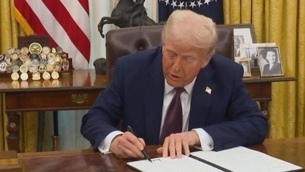 来真的!特朗普签行政令解密肯尼迪等人遇刺案档案 来真的!特朗普签行政令解密肯尼迪等人遇刺案档案