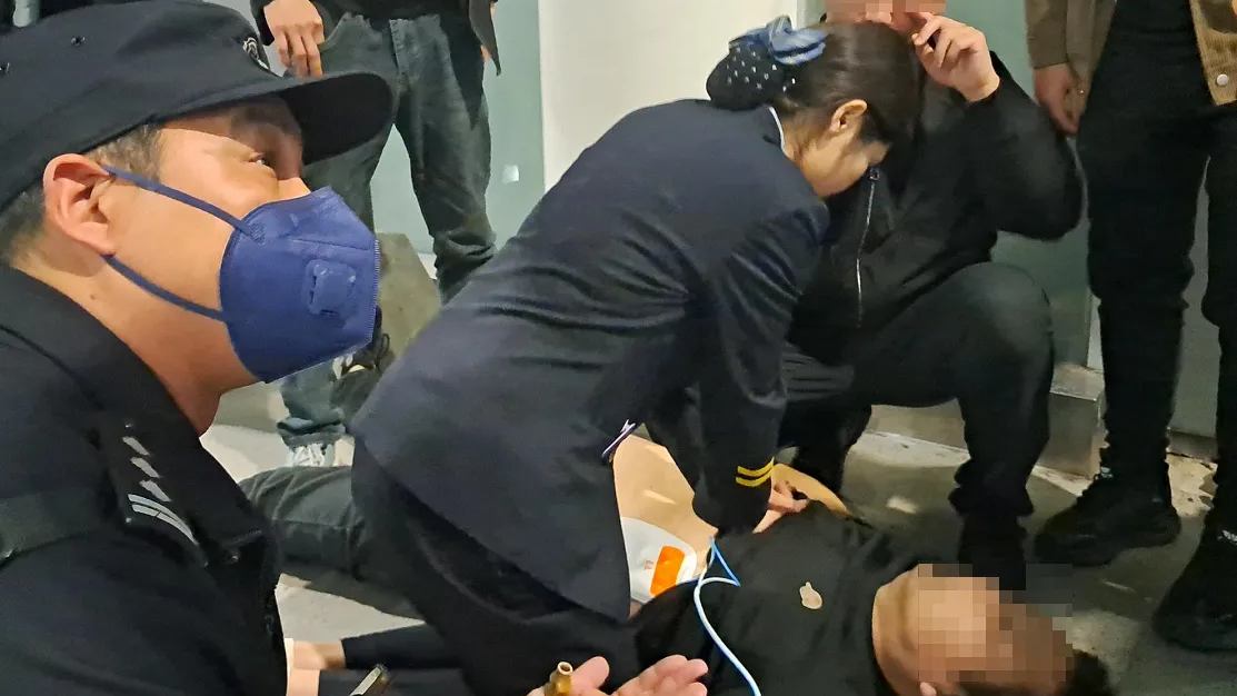 要命！坐地铁突发心梗 救命！车站工作人员用AED施救
