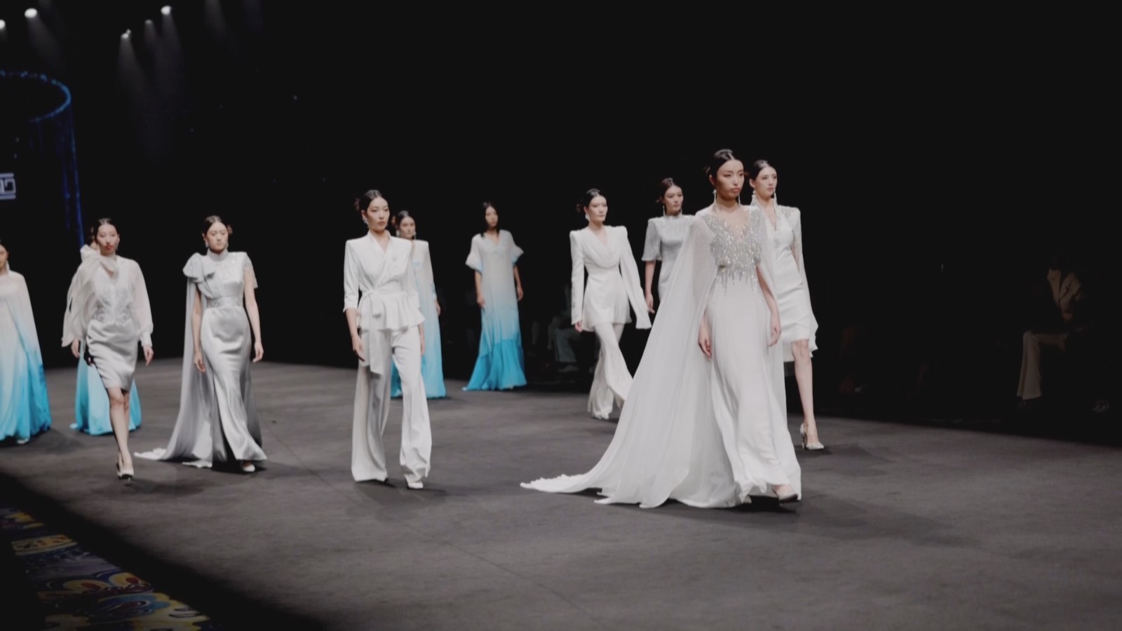 用中国文化服饰 讲好中国故事 用中国文化服饰 讲好中国故事