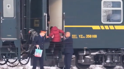 一个人也要等的绿皮火车，列车员逐一搀扶乘客上车。