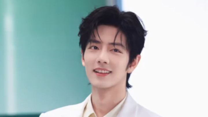 肖战一身纯白西装温柔亮相品牌直播，干净清隽笑容清甜治愈，每一帧都值得收藏！