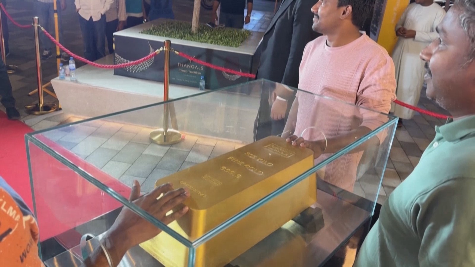 迪拜向公众展出全球最大金条 重逾300公斤