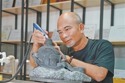 石艺“纸飞机”纤薄如纸,如何雕刻出来的? 石艺“纸飞机”纤薄如纸,如何雕刻出来的?