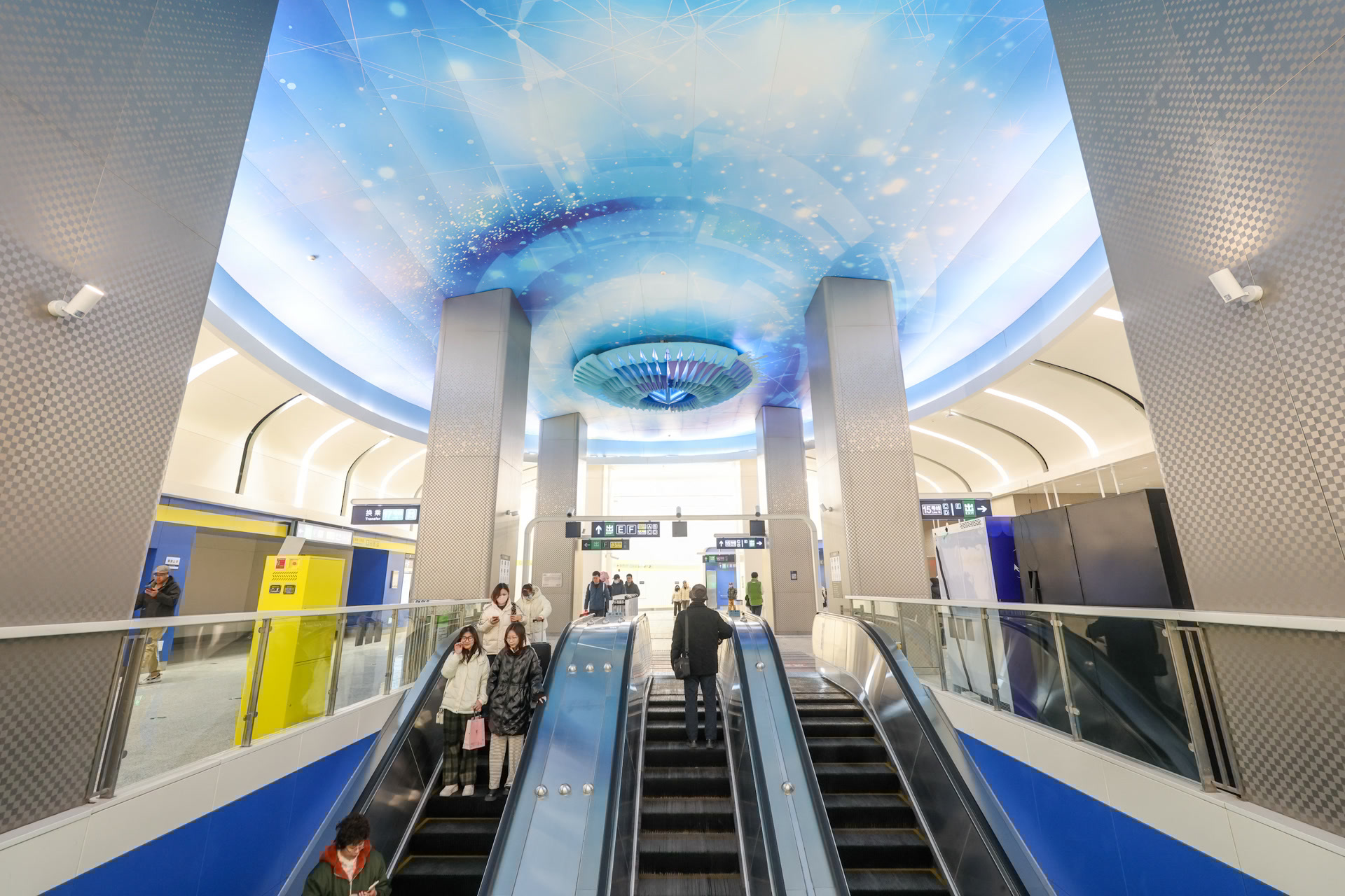 体验望京西站开通首日,地铁三线换乘不再“上天入地” 体验望京西站开通首日,地铁三线换乘不再“上天入地”