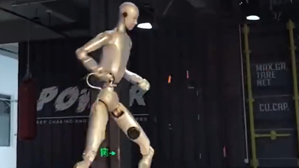 王兴兴被宇树机器人吓出表情包