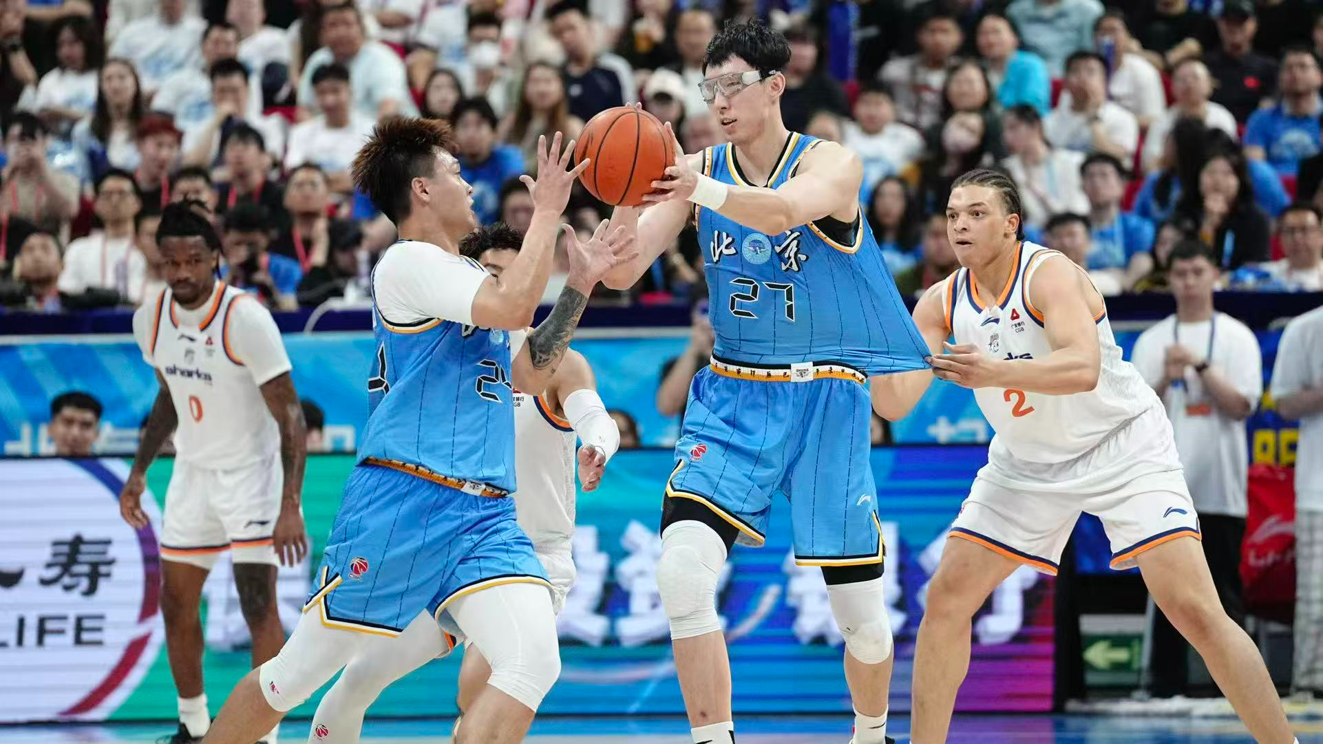 丢掉“天王山”之战 上海队拿到赛点 北汽男篮周五背水一战 丢掉“天王山”之战 上海队拿到赛点 北汽男篮周五背水一战