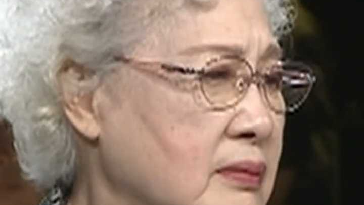 看哭！秦怡拍《雷雨》间隙，身着戏服为病重儿子送饭