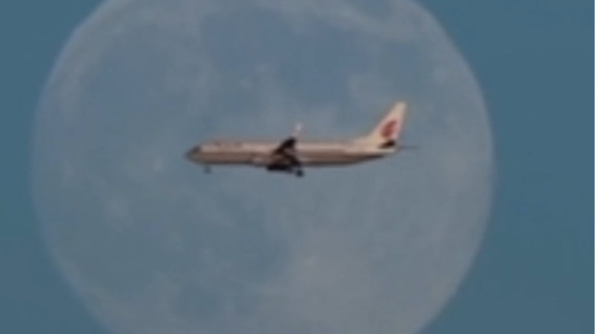 北京上空，飞机穿越“超级月亮”