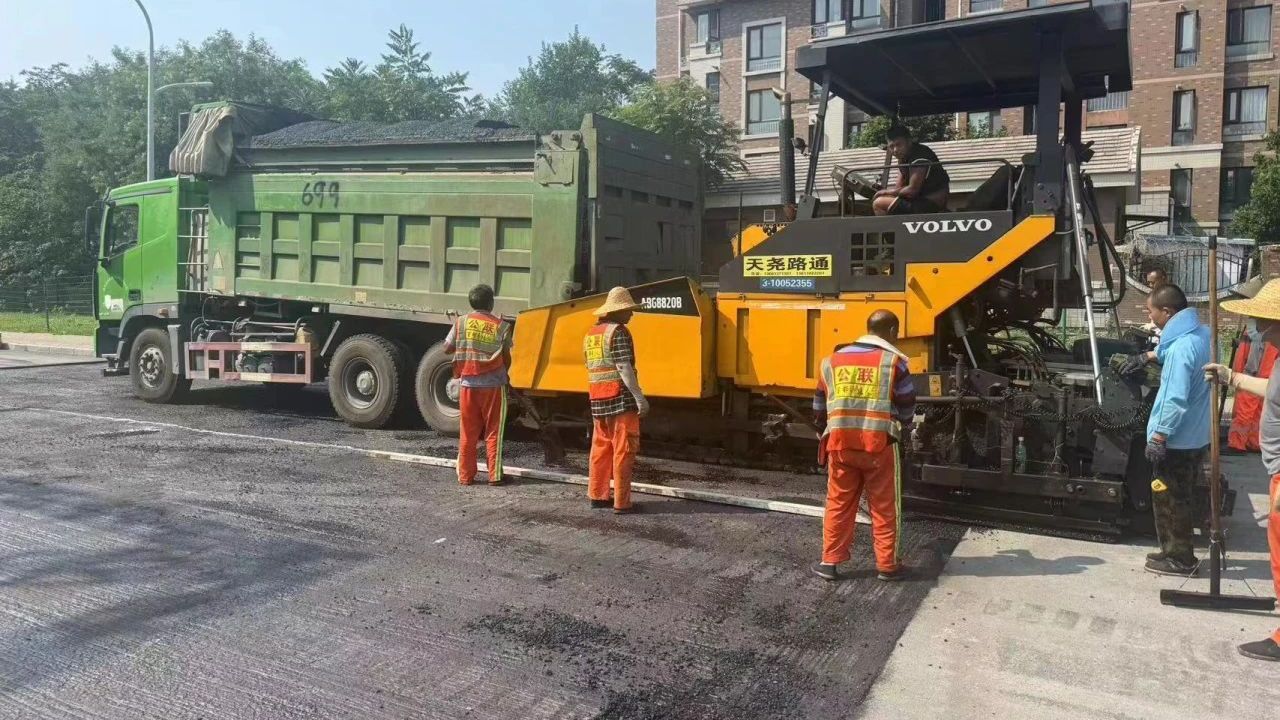 修补路面消隐患，长阳镇用“小工程”改善“大民生”