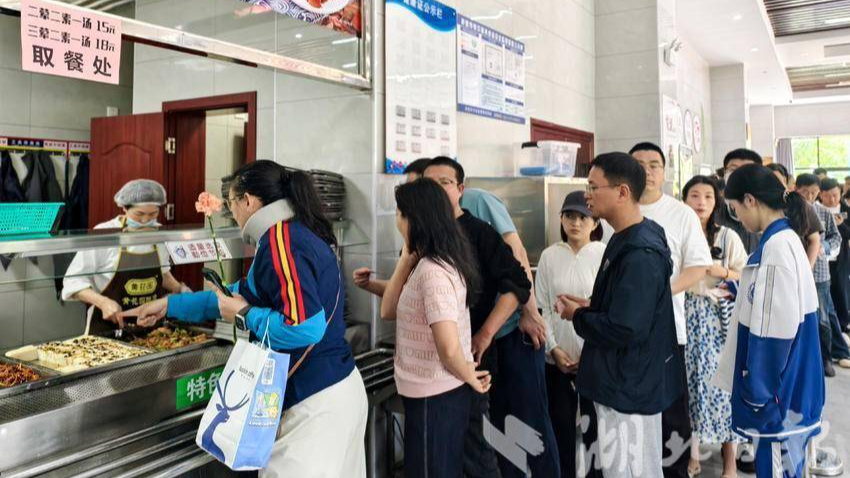 游客生日免单、增加儿童菜品，多地升级版政府食堂五一假期获点赞