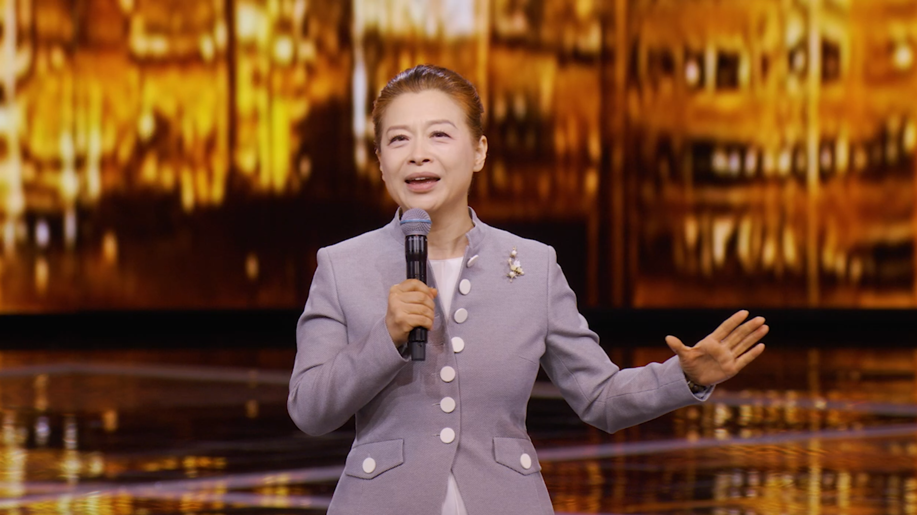 徐滔向全国人民警察发出美好祝福：祝所有人民警察节日快乐！