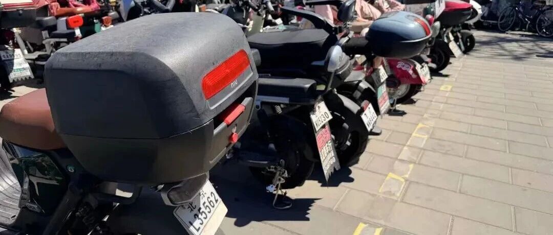 电动车头盔没地儿放?北京交警:符合条件可加装尾箱 电动车头盔没地儿放?北京交警:符合条件可加装尾箱
