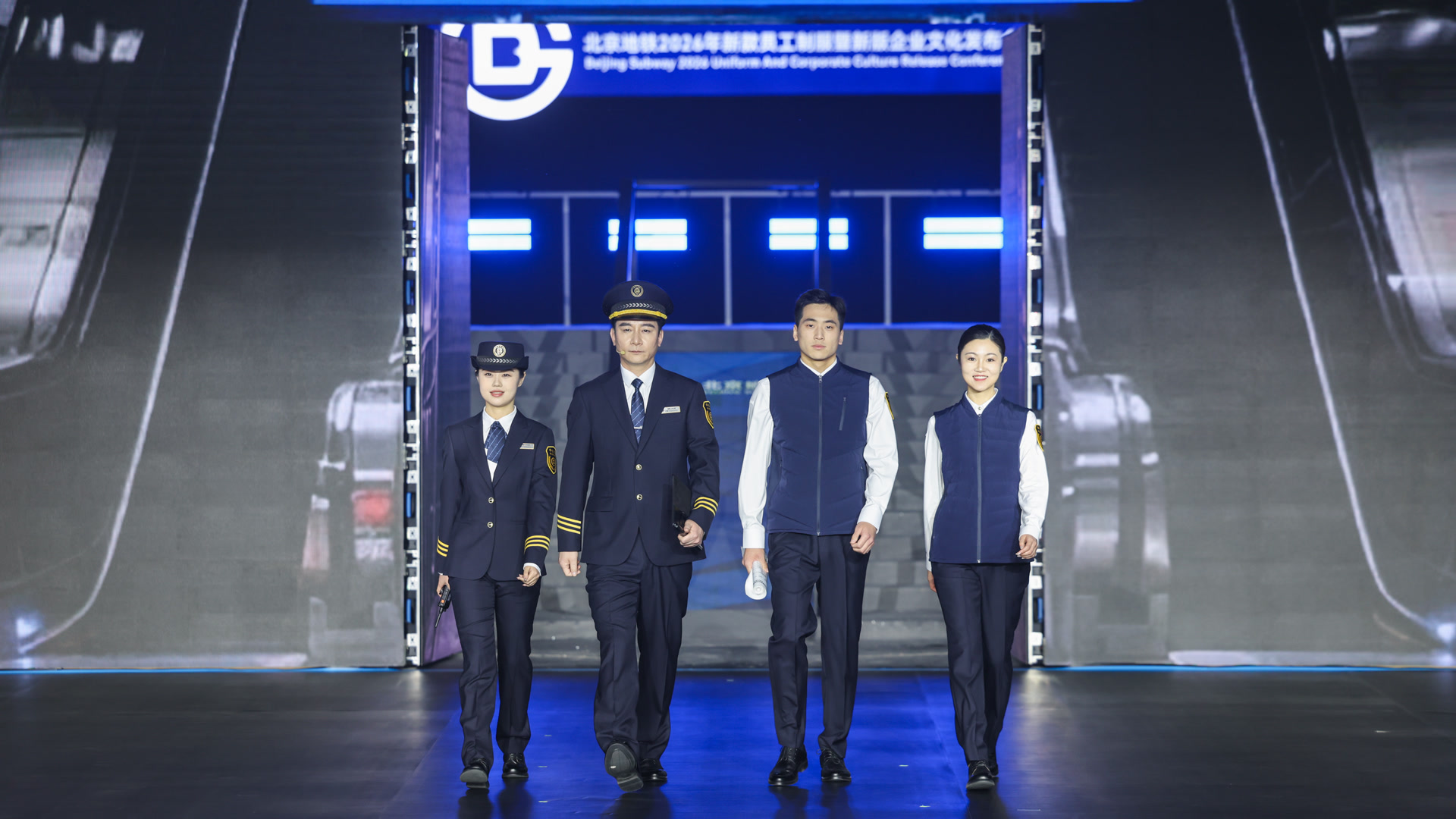 北京地铁新款员工制服正式亮相，第一代到第五代制服同时展示