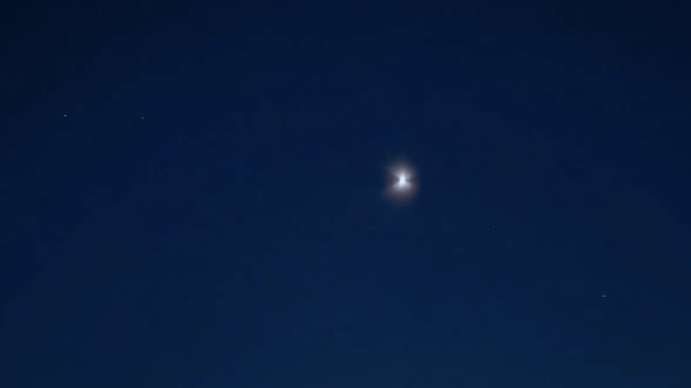 新疆多地夜空中现不明飞行物 气象局:排除气象卫星 新疆多地夜空中现不明飞行物 气象局:排除气象卫星