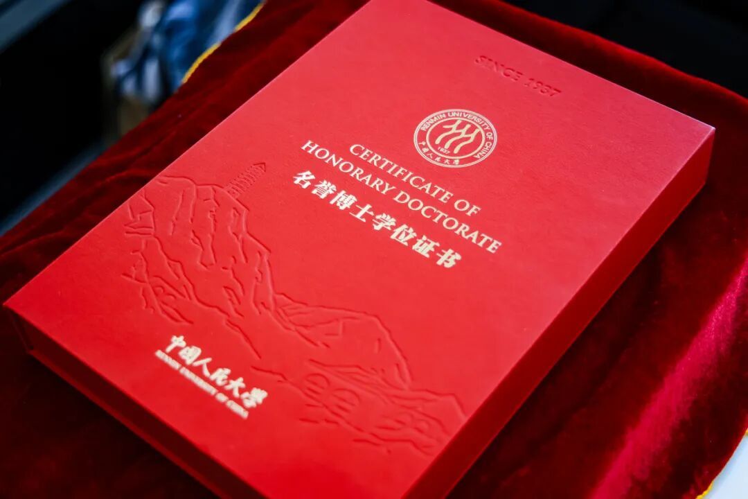 霍震霆获授中国人民大学名誉博士学位 霍震霆获授中国人民大学名誉博士学位