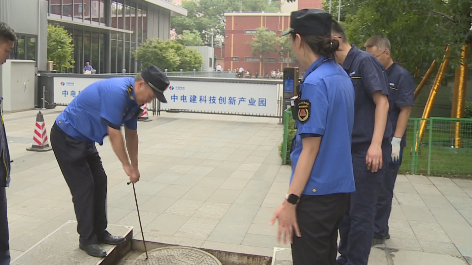 城管检查排水设施 海绵城市管网筑牢安全防线 城管检查排水设施 海绵城市管网筑牢安全防线
