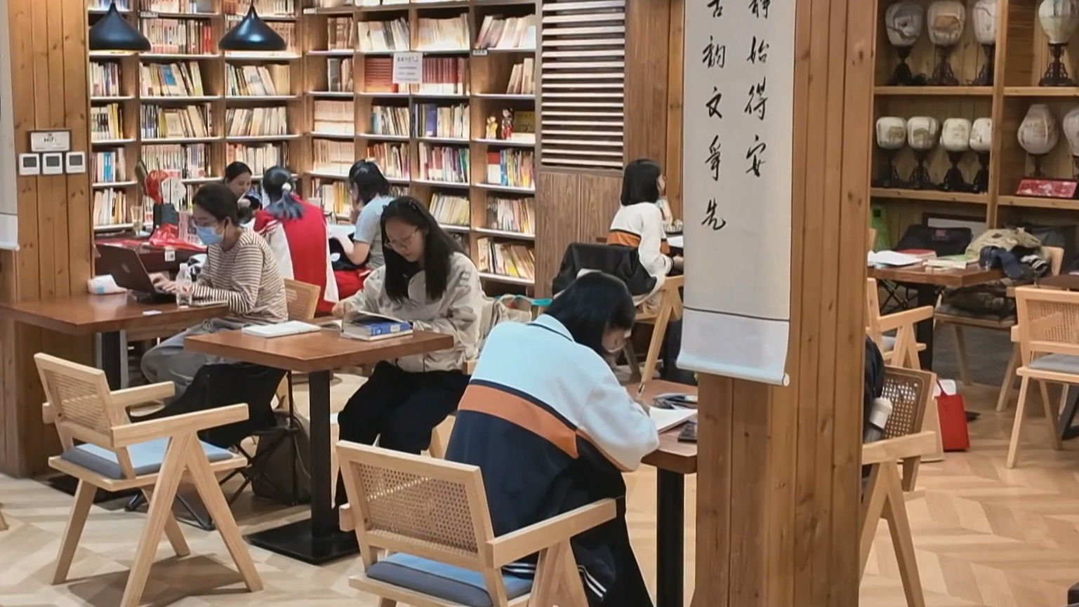 世界读书日:被手机填满的日子 谁在捧起书本? 世界读书日:被手机填满的日子 谁在捧起书本?