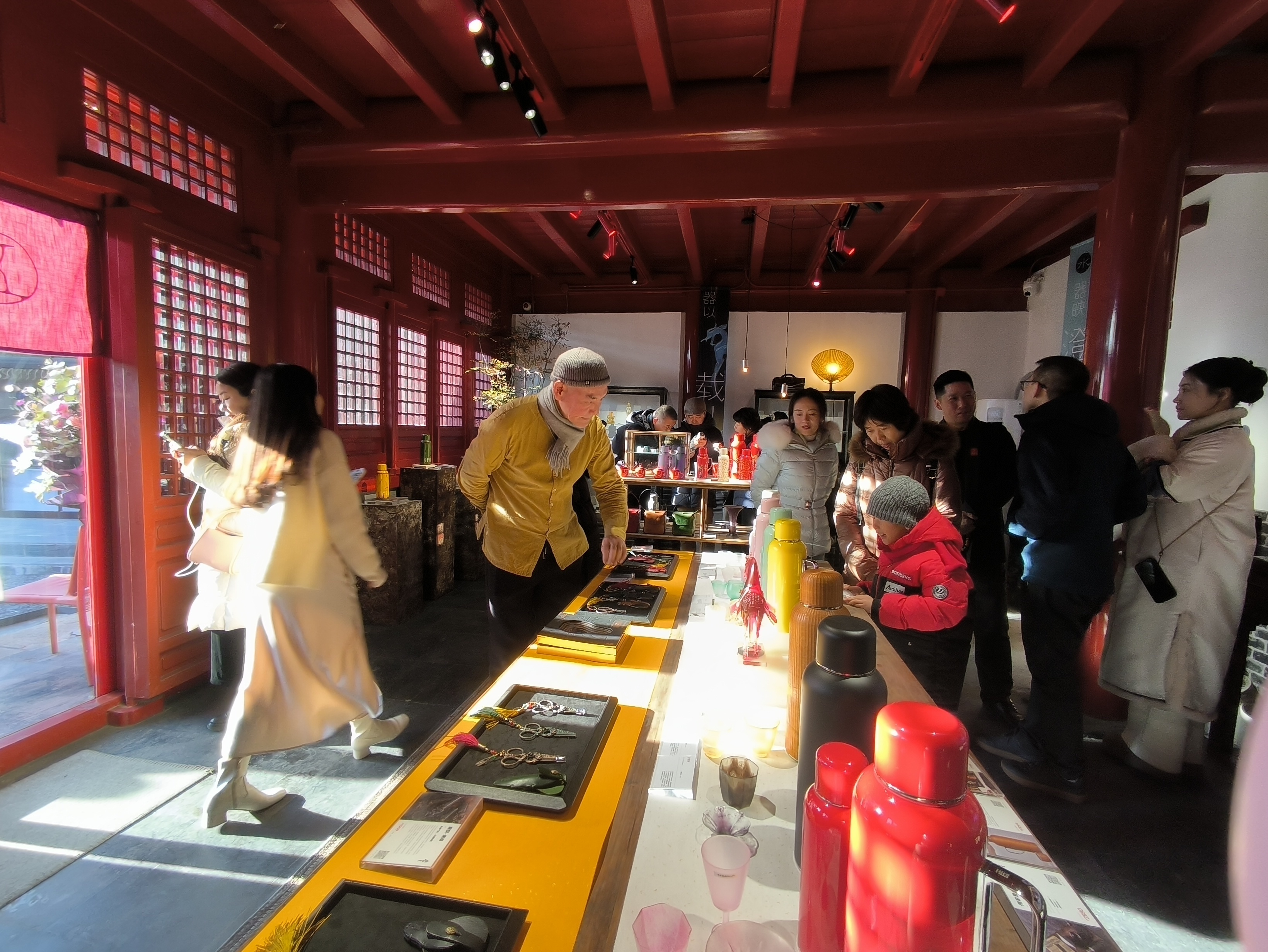 这处古庙今日开放，喝茶、展览、传统文化活动全都有